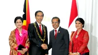 Presiden Jokowi menerima bintang jasa dari Presiden Timor Leste Taur Matan Ruak (foto: humas setkab.go.id)