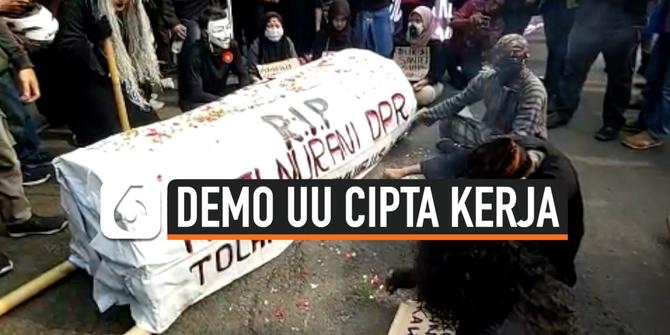 VIDEO: Sejumlah 'Dukun' Beraksi di Demo UU Cipta Kerja