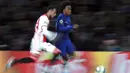 Gelandang Chelsea, Willian Chelsea (kanan) menggiring bola dari kejaran bek Ajax, Noussair Mazraoui  pada pertandingan lanjutan Grup H Liga Champions di Stamford Bridge, London (5/11/2019). Chelsea bermain imbang 4-4 atas Ajax. (AP Photo/Ian Walton)