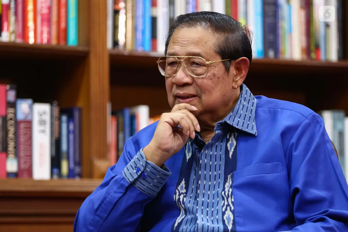Presiden keenam Republik Indonesia Susilo Bambang Yudhoyono (SBY) dalam wawancara khusus dengan tim Liputan6.com di kediamannya di Puri Cikeas, Bogor, Jawa Barat, Jumat (21/2/2025).