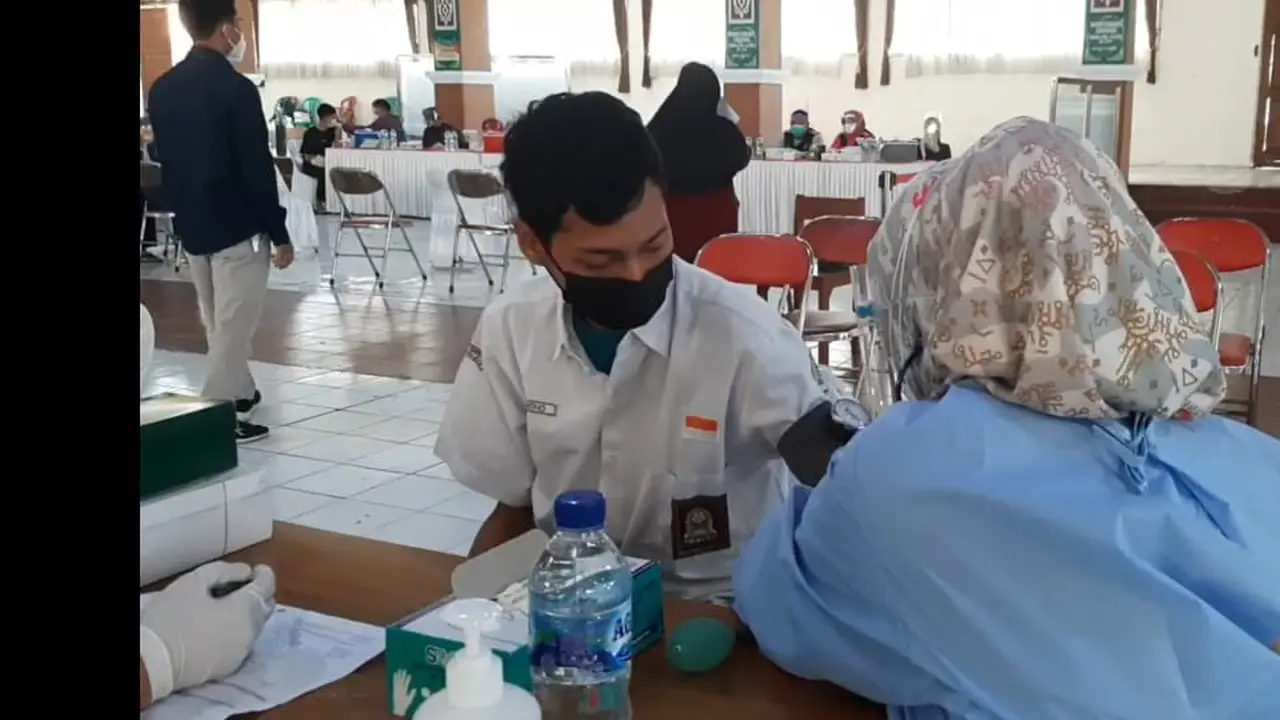 Salah seorang santri pesantren Al-Masduqiyah Tarogong Garut, Jawa Barat tengah melakukan vaksinasi dosis pertama di kalangan pesantren.