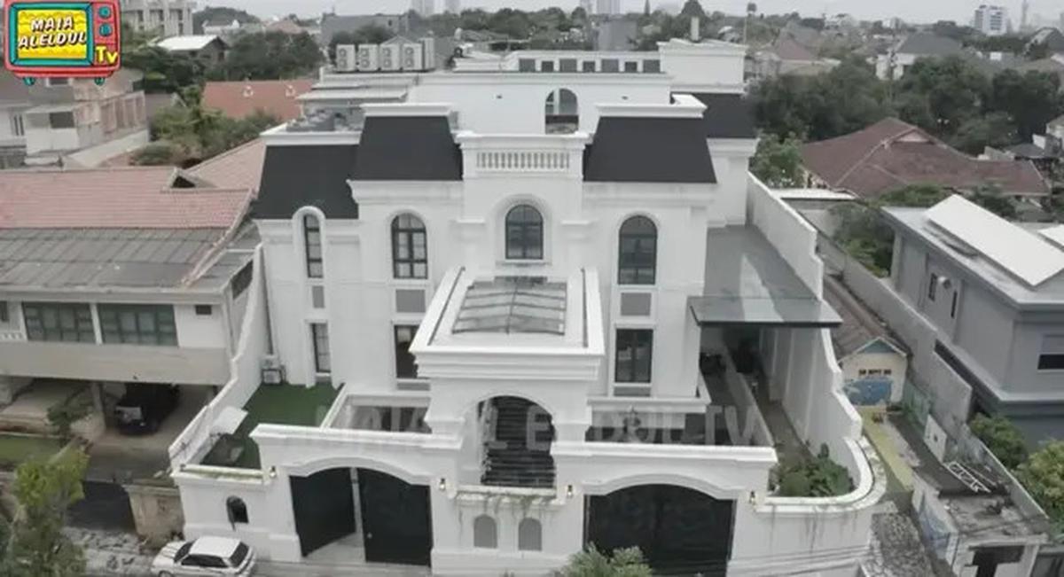 5 Potret Fasad Depan Rumah Sarwendah, Bentuknya seperti Istana Eropa