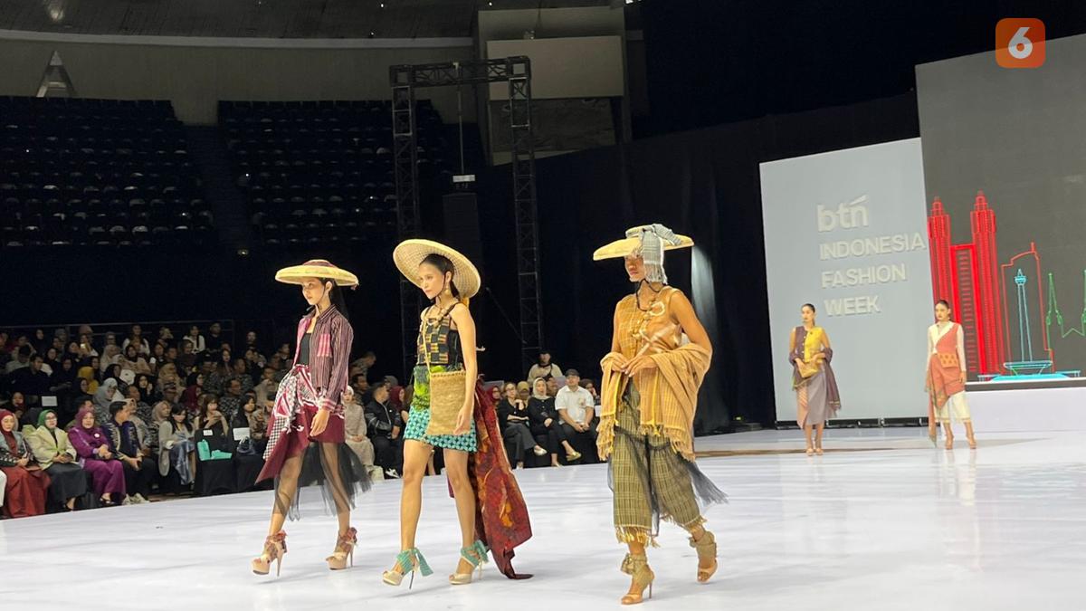 Cantiknya Wastra Tenun Baduy Bergaya Urban di Indonesia Fashion Week 2025