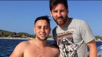 Suporter bernama Suli rela berenang sejauh 1 km demi menemui Lionel Messi. (AFP)