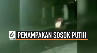 Beredar heboh di media sosial, video penampakan sosok putih berdiri diatas motor. Penampakan ini tertangkap kamera CCTV.