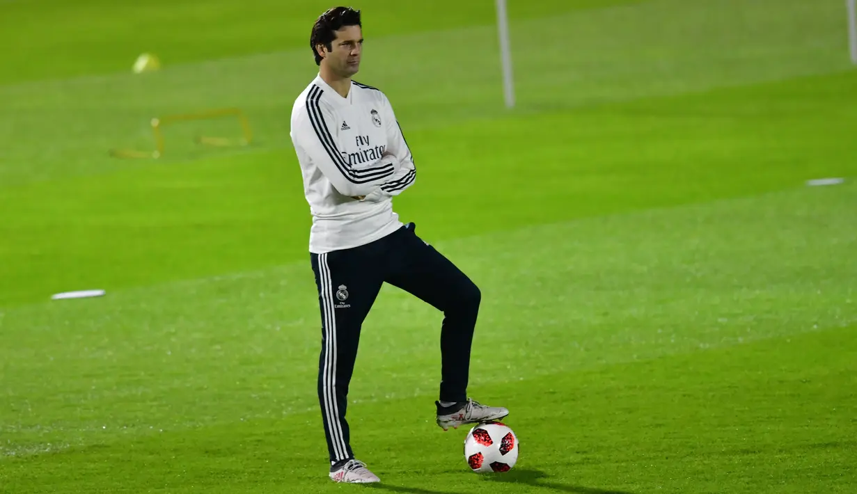 Pelatih Real Madrid, Santiago Solari melihat pemainnya berlatih jelang menghadapi Kashima Antlers pada semifinal Piala Dunia Antarklub 2018 di stadion New York University Abu Dhabi, Uni Emirat Arab (17/12). (AFP Photo/Giuseppe Cacace)