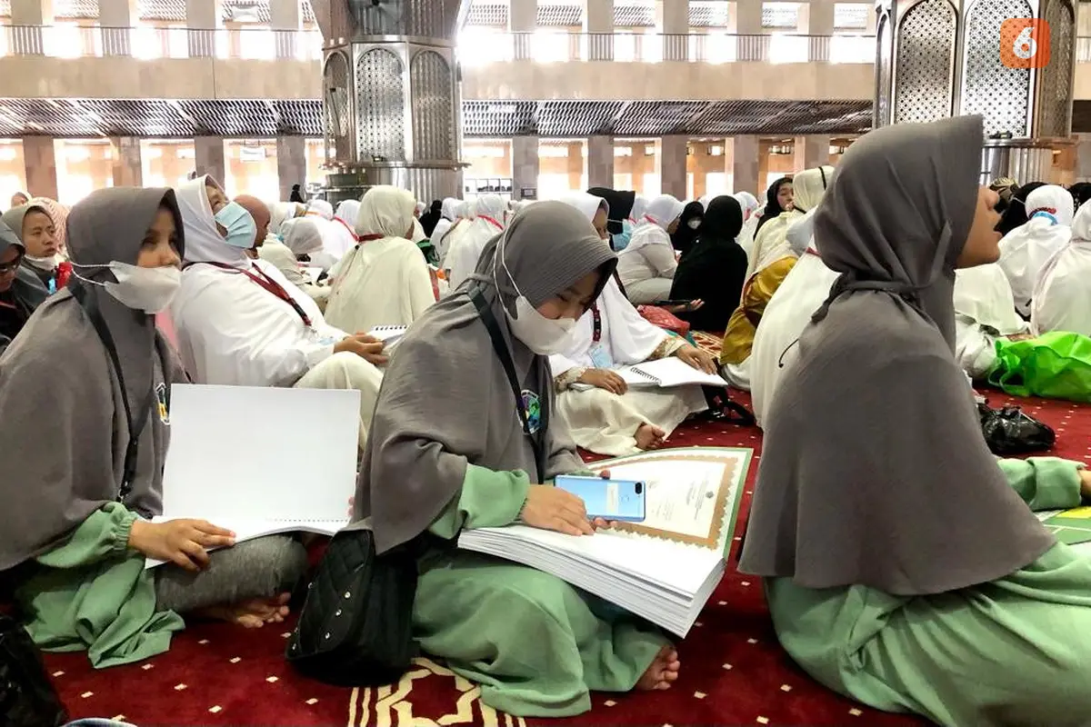 Penyandang disabilitas netra baca Al Quran Braille