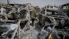 Seorang pria Palestina berjalan di antara mobil-mobil yang hangus di tempat pembuangan sampah, di kota Hawara, dekat kota Nablus di Tepi Barat, Senin, 27 Februari 2023. Puluhan pemukim Israel mengamuk dengan kekerasan di Tepi Barat utara, membakar  mobil dan rumah-rumah setelah dua pemukim dibunuh oleh seorang pria bersenjata Palestina. (AP Photo/Ohad Zwigenberg)