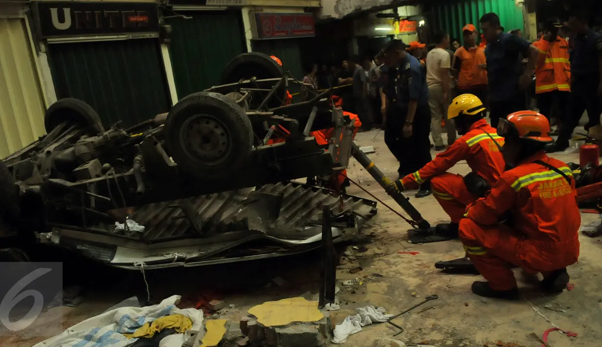 Kondisi mobil boks rusak parah akibat jatuh dari lantai 3 Pasar Cipulir, Jakarta, Selasa, (19/1/2016). Dua orang dikabarkan tewas dalam peristiwa tersebut. (Liputan6.com/Faisal R Syam)