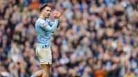 Pemain Manchester City, Jack Grealish memberikan tepuk tangan saat berjalan ke luar lapangan untuk digantikan dengan Palmer pada laga pekan ke-29 Liga Inggris 2022/2023 melawan Liverpool yang berlangsung di Etihad Stadium, Manchester, Minggu (01/04/2023) WIB. The Cityzens menang dengan skor 4-1. (AP Photo/Jon Super)