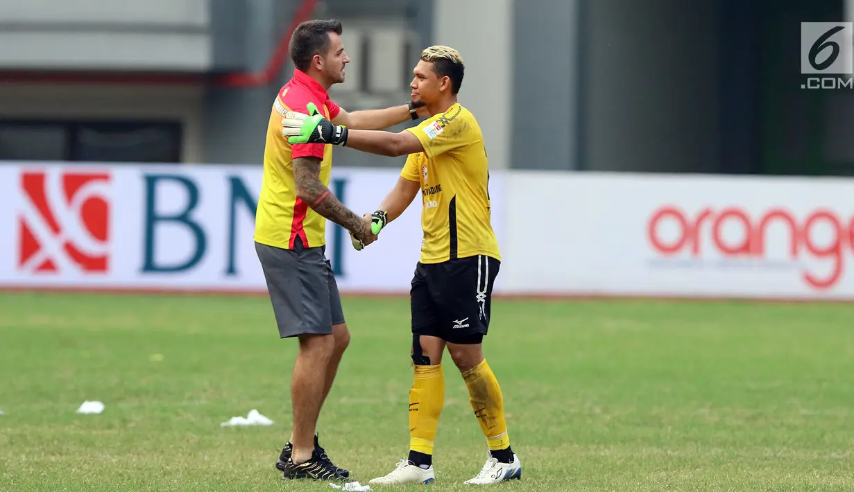 Pelatih Bhayangkara FC, Simon Mc Menemy (kiri) menyalami kiper Semen Padang, M Ridwan usai laga lanjutan Liga 1 Indonesia di Stadion Patriot Candrabhaga, Bekasi, Sabtu (20/5). Bhayangkara FC unggul 1-0. (Liputan6.com/Helmi Fithriansyah)