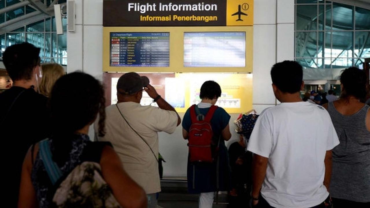 Kegelisahan penumpang di Ngurah Rai batal terbang karena abu Raung
