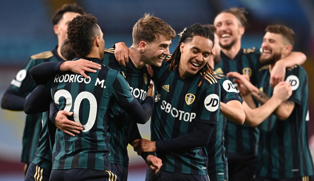 Pemain Leeds United merayakan gol yang dicetak Patrick Bamford ke gawang Aston Villa pada laga lanjutan Liga Inggris di Villa Park, Sabtu (23/10/2020) dini hari WIB. Leeds United menang 3-0 atas Aston Villa. (AFP/Laurence Griffiths/pool)