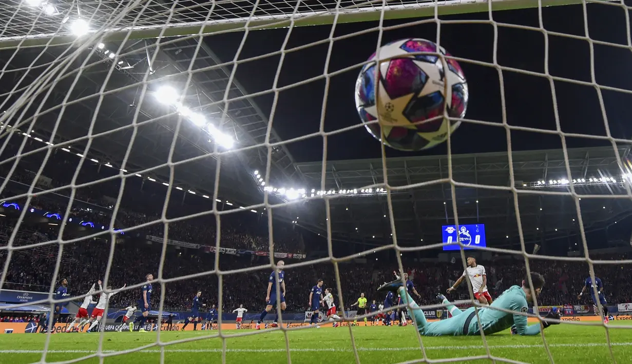 Pemain RB Leipzig, Marcel Sabitzer, mencetak gol ke gawang Tottenham Hotspur pada laga liga Champions di Red Bull Arena, Selasa (10/3/2020). RB Leipzig menang dengan skor 3-0. (AP/Michael Sohn)
