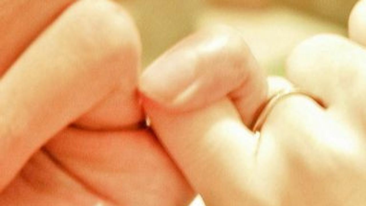 Kisah Kesetiaan Suami Ditinggal Wafat Istri, Tiba-tiba Tulis Status 'Mamanya Diambil yang Maha Kuasa, Anaknya Diambil Orang