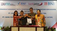 Direktur Utama Bank Jatim  Busrul Iman dan Wakil Direktur Utama BNI  Adi Sulistyowati. (Istimewa) 