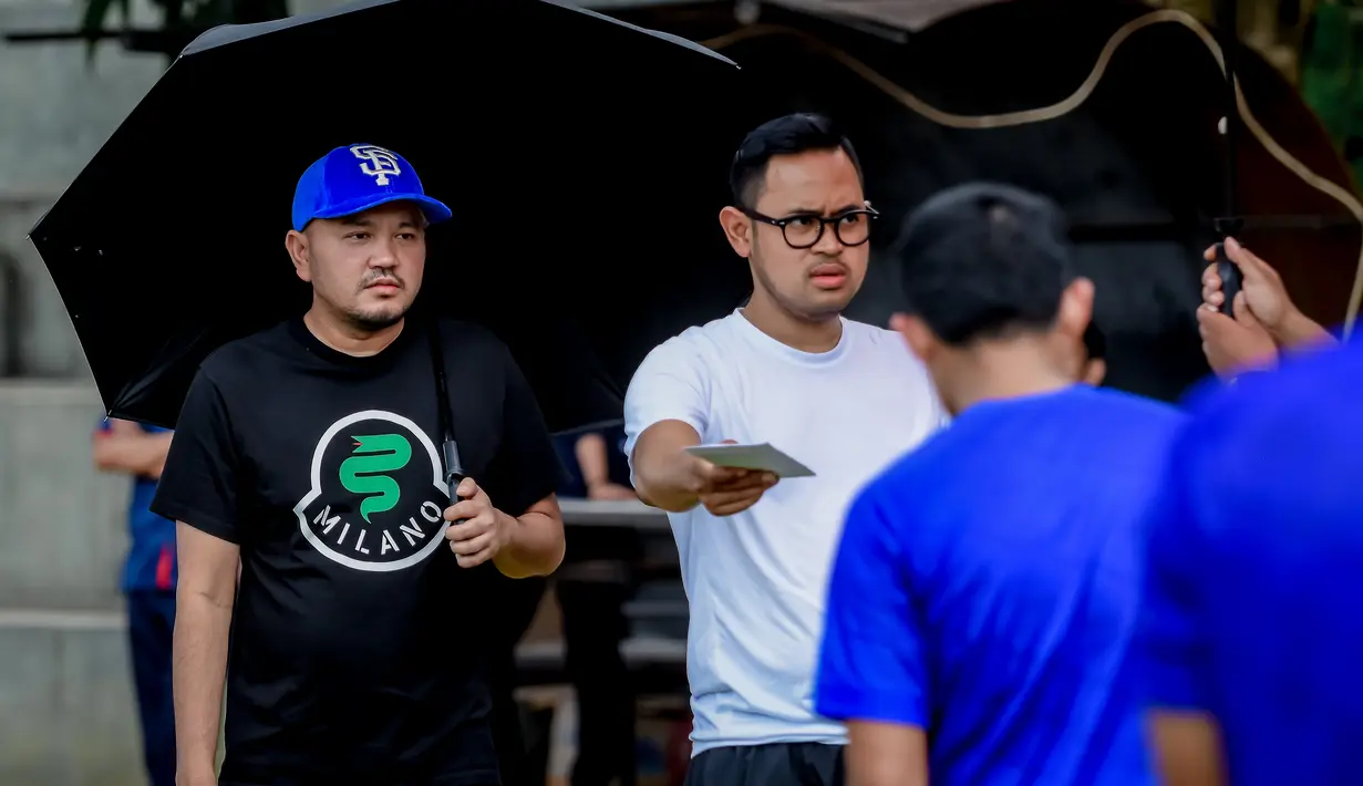 <p>Presiden Arema FC, Gilang Widya Pramana, didampingi manajer tim, Ali Rifki, membagikan THR untuk para pemain Arema FC setelah sesi latihan perdana Singo Edan, Selasa (10/5/2022). (Bola.com/Iwan Setiawan)</p>