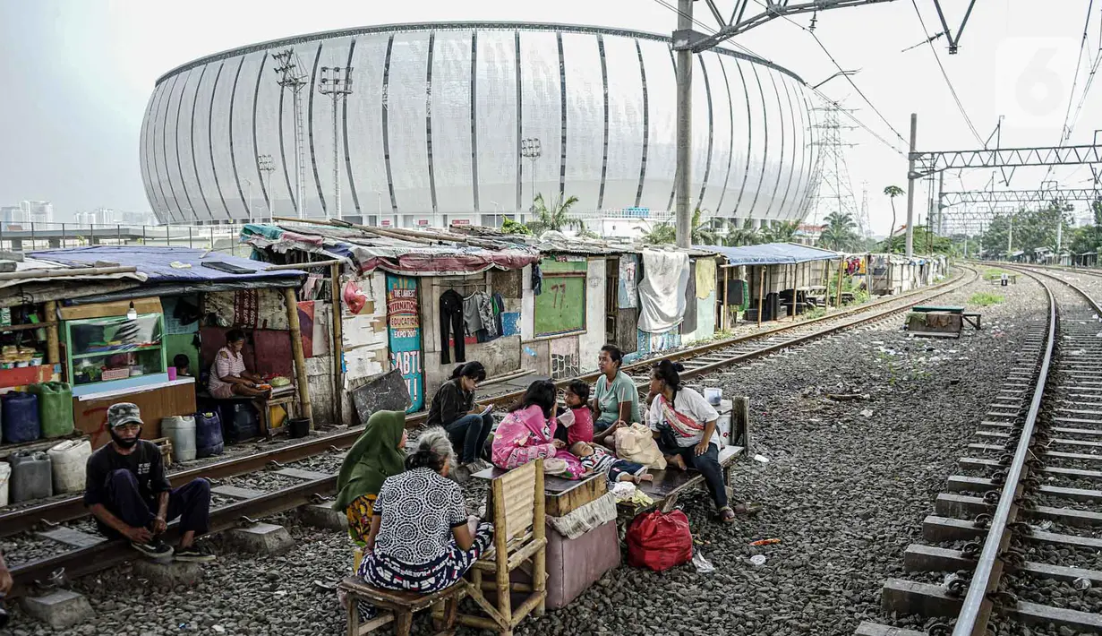 Warga berkumpul dekat lahan bekas Kampung Bayam, Jakarta, Rabu (11/5/2022). Hunian Kampung Susun Bayam akan menjadi pemukiman baru untuk warga yang tergusur karena pembangunan Jakarta Internasional Stadium. (Liputan6.com/Faizal Fanani)