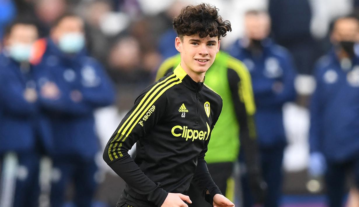 Archie Gray usianya baru 16 tahun, namun telah tampil 13 kali untuk Leeds United U-23 dan sempat mencetak gol jarak jauh ke gawang Manchester United. Dia juga sempat masuk pemain cadangan untuk enam laga Leeds United senior meski tidak bermain. (AFP/Daniel Leal)