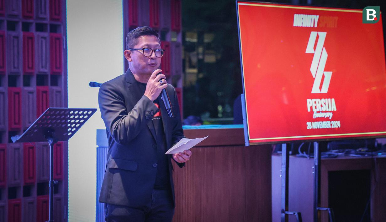 Direktur Persija Jakarta, Mohamad Prapanca menyampaikan sambutan pada acara perayaan Hari Ulang Tahun Persija ke-96 di Trinity Tower, Jakarta, Kamis (28/11/2024). (Bola.com/Abdul Aziz)