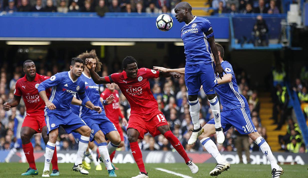 Gelandang Chelsea, N'Golo Kante, membuang bola saat melawan Leicester pada laga Premier League di Stadion Stamford Bridge, London, Sabtu (15/10/2016). Chelsea menang 3-0 atas Leicester. (Reuters/Peter Nicholls)