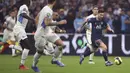 Paris Saint-Germain mendominasi permainan sejak dimulainya babak pertama. Lionel Messi dan kolega mampu bermain lepas dan tidak terburu-buru membangun serangan. Sementara Lille menerapkan strategi serangan balik untuk mengatasi ancaman Les Parisiens. (AP/Daniel Cole)