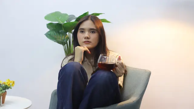 wanita november tampak muram sedih