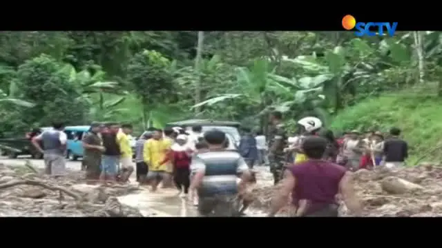 Akibat diguyur hujan deras, jalan penghubung antar kota di Sulawesi Utara terputus.