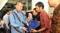 Wagub Jawa Barat Deddy Mizwar memberikan penghargaan dalam pembukaan Cooperative Fair 2016 di Gedung Banceuy. (Istimewa)