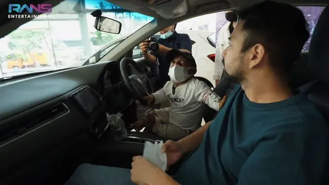 Momen Raffi Ahmad Belikan Ucok Baba Mobil Baru