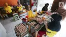Karyawan membuat dimsum di Griya Dimsum Bunda Imoet, Serua, Tangerang Selatan, Rabu (9/2/2022). UMKM dimsum yang berdiri sejak tahun 2020 di awal pandemi mampu memproduksi lebih dari 100 pak atau lebih dari 1000 buah dimsum per hari. (Liputan6.com/Fery Pradolo)