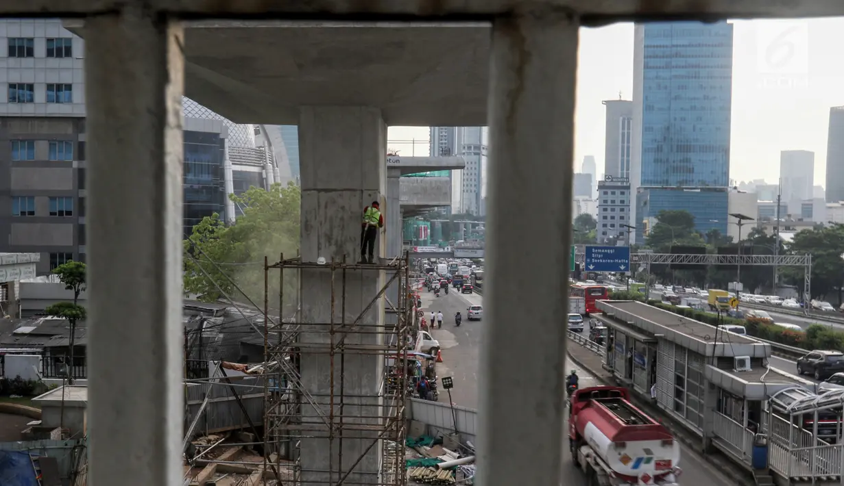 Pekerja menyelesaikan pembangunan jalur kereta ringan atau LRT Jabodebek rute Cawang-Dukuh Atas di Cawang, Jakarta, Senin (29/4/2019). Menurut PT Adhi Karya selaku kontraktor pelaksana proyek LRT, pembangunan jalur LRT mencapai 47,95 persen (data per akhir Maret 2019). (Liputan6.com/Johan Tallo)