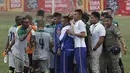 Pemain IPDN sebelum pertandingan melawan Universitas Kuningan pada laga Torabika Campus Cup 2017 di Gor Jati Padjajaran, Jatinangor, Rabu (27/9/2017). IPDN menang 3-1 lewat adu penalti atas Universitas Kuningan. (Bola.com/M Iqbal Ichsan)