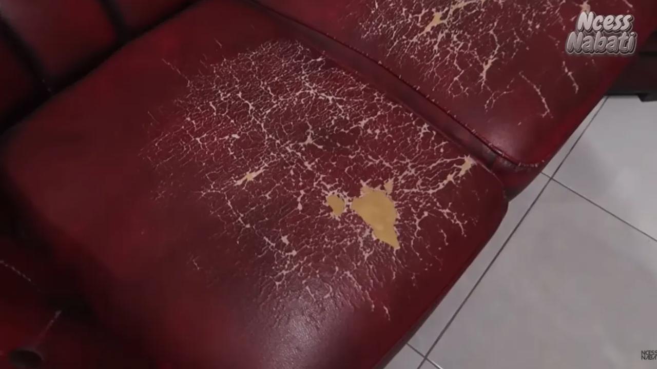 Ncess Nabati kemudian sempat menunjukan sofa di rumah orang tuanya yang sudah bolong.
