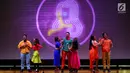 Pemain menghibur penonton pada pertunjukan broadway bertajuk What I Did For Love di Soehanna Hall, Jakarta Selasa (27/8/2019). Pertunjukan Indonesia Menuju Broadway merupakan program beasiswa pelatihan bagi seniman muda untuk mendapat ilmu panggung. (Liputan6.com/Fery Pradolo)