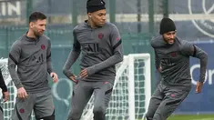 Penyerang PSG, Lionel Messi, Kylian Mbappe dan Neymar berlatih di tempat latihan Paris Saint-Germain di Saint Germain-en-Laye, barat Paris, Senin (18/10/2021). PSG akan bermain melawan RB Leipzig pada Grup A Liga Champions di Stadion Parc des Princes. (AP Photo/Michel Euler)