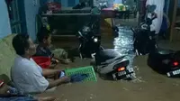 Suasana dalam rumah ketika banjir melanda kawasan Mangkang. (foto: Liputan6.com/felek wahyu)