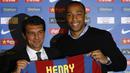 Pada 25 Juni 2007 Thierry Henry resmi dikontrak Barcelona dengan nilai transfer 24 juta euro dalam durasi kontrak selama 4 tahun. Total 3 musim memperkuat Barcelona hingga akhir musim 2009/2010 ia tampil dalam 121 laga dengan torehan 49 gol dan 27 assist. (AFP/Lluis Gene)