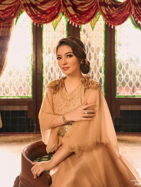 Selvi Ananda terlihat menawan dengan gaya yang mature di antara Kahiyang Ayu dan Erina Gudono [@doleytobing]