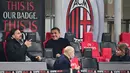 Direktur olahraga AC Milan, Paolo Maldini (kanan) berbincang dengan pemain AC Milan, Zlatan Ibrahimovic saat laga lanjutan Liga Italia 2020/2021 antara AC Milan melawan Udinese di Stadion San Siro, Milan, 3 Maret 2021. (AFP/Miguel Medina)