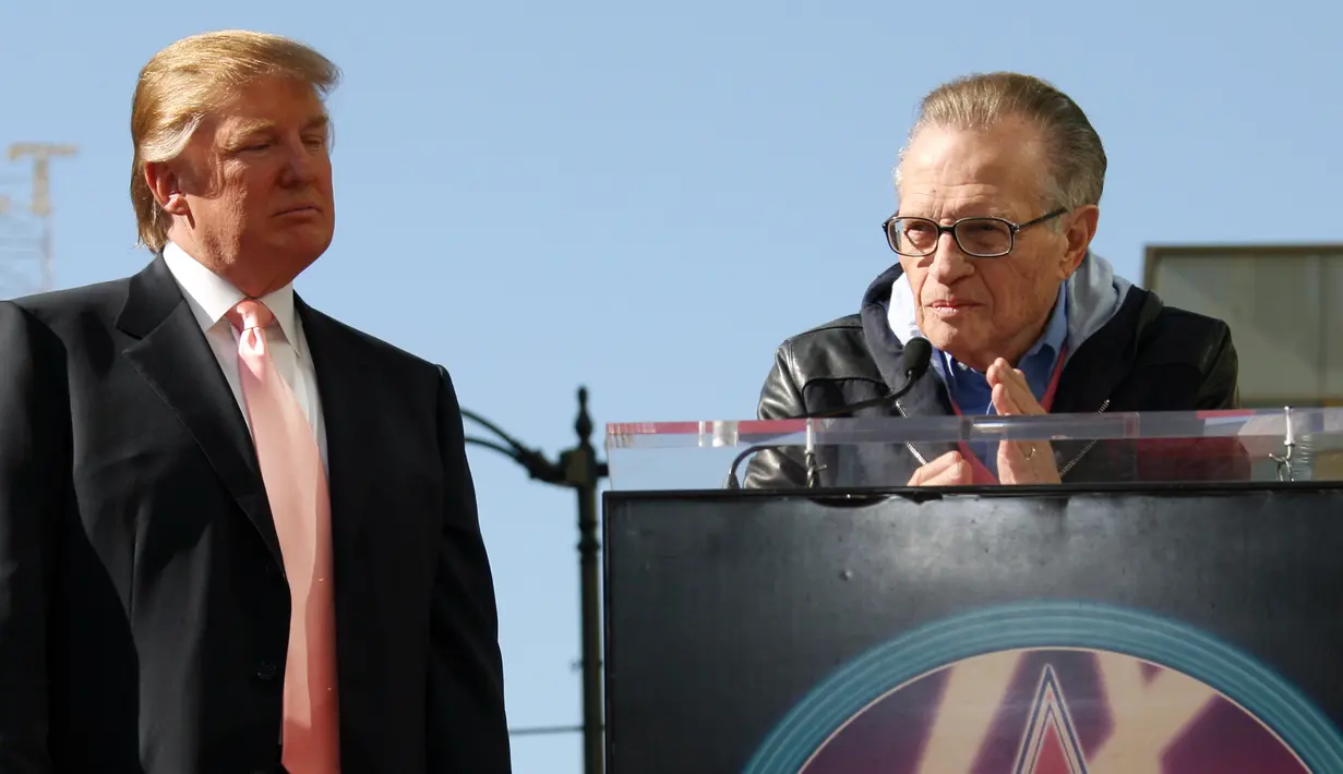 Foto file 16 Januari 2007, pembawa acara "Larry King Live" CNN, Larry King (kanan), menyampaikan pidato saat miliuner AS Donald Trump dianugerahi bintang ke-2.327 di Hollywood Walk of Fame di Hollywood.  Presenter TV dan radio ikonik Larry King meninggal pada 23 Januari 2021. (AFP/Gabriel Bouys)