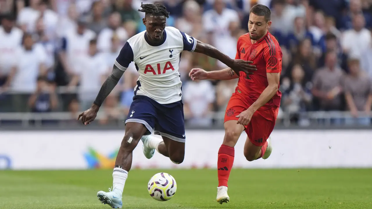 Foto: Harry Kane Bawa Pulang Trofi dari Markas Tottenham Hotspur