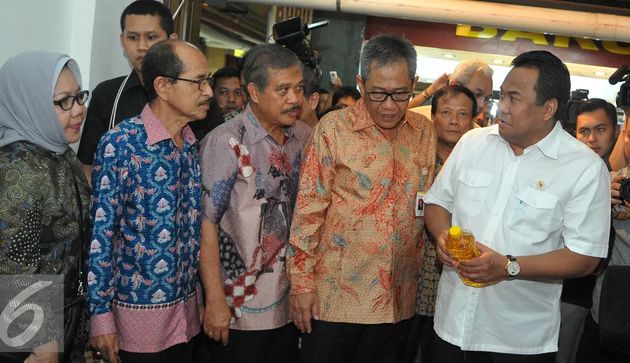 Rachmat Gobel (kiri) berbincang saat peresmian Depo Bapok Kita di pasar kramat jati, jakarta, Senin (10/8/2015). Depo Bapok Kita ini mendukung operasi pasar yang dilakukan oleh Bulog. (Liputan6.com/Herman Zakharia)