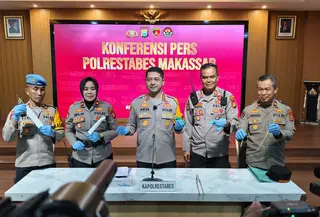 Polisi beberkan barang bukti peristiwa perang kelompok di Makassar. (Liputan6.com/Fauzan)