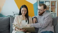 Saat Gaji Istri Lebih Besar, Tips Menjaga Ego dan Keharmonisan Finansial Pasutri