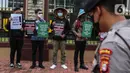 Organisasi WALHI bersama masyarakat Rukun Tani Sumberejo Pakel melakukan aksi di depan Mabes Polri, Jakarta, Jumat (21/1/2022). Mereka menuntut kekerasan yang dilakukan oknum aparat kepolisian terhadap Warga Rukun Tani Sumberejo Pakel, Desa Pakel, Banyuwangi, Jawa Timur. (Liputan6.com/Johan Tallo)