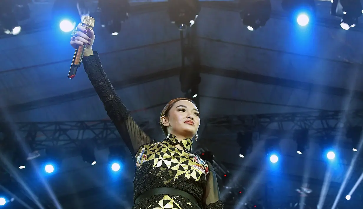 Sempat terdengar setelah Jupe meninggal dunia, beredar kabar adik mendiang Jupe, Della akan menekuni kariernya di dunia entertainment. Disinggung kesempatan untuk bergabung, Zaskia Gotik juga tidak mempermasalahkan. (Bambang E. Ros/Bintang.com)