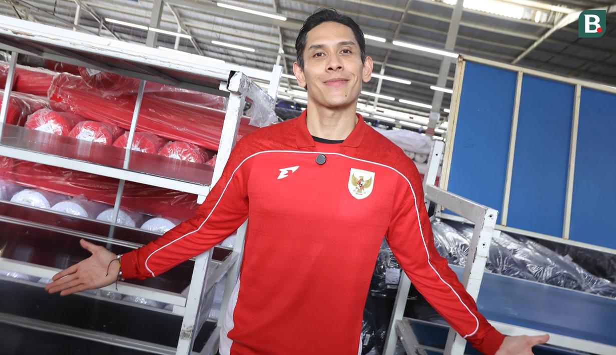Ganindra Bimo bergaya dengan mengunakan jersey terbaru Timnas Indonesia di pabrik yang berada daerah Bandung, Jawa Barat pada Rabu (12/2/2025). (Bola.com/Abdul Aziz)