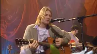 Kurt Cobain mengenakan cardigan yang dilelang. (dok. screenshot YouTube Nirvana/https://www.youtube.com/watch?v=AhcttcXcRYY/Novi Thedora)