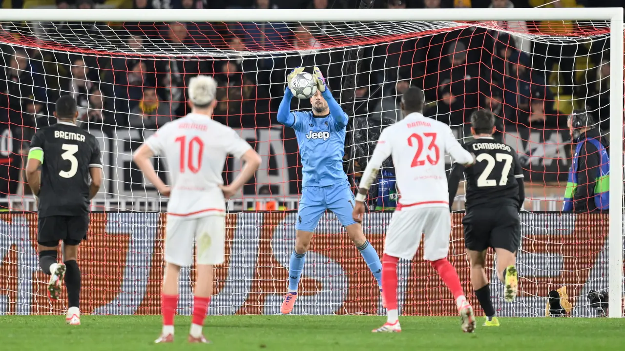Kiper Juventus Mattia Perin (tengah) menangkap bola pada laga fase liga Liga Champions antara Monaco vs Juventus